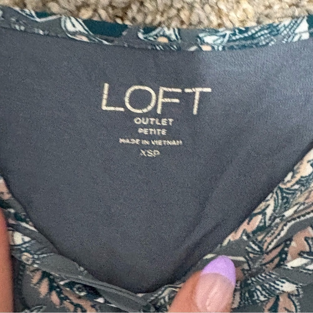 LOFT Outlet Floral Flutter Sleeve Blouse Petite XSP Blue Green Tropical Top - Picture 3 of 3